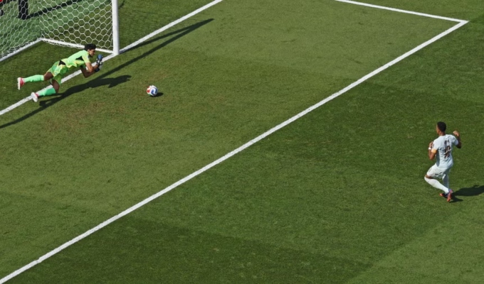 Mbappé expresó su molestia con el árbitro argentino tras tardanza en sancionar penal