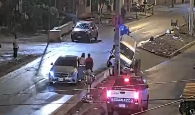 ¡Los intimidó! Mujer persigue miniván donde fugaban sus asaltantes en SJM