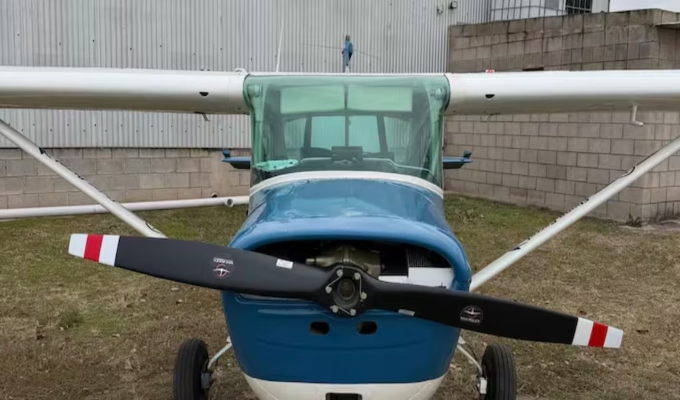 ¡Impactante! Instructor se lanzó al vacío en pleno vuelo y dejó a su alumna al mando