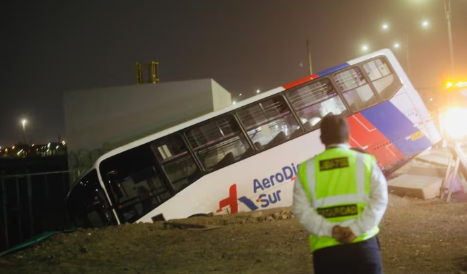 Bus de AeroDirecto se despista y vuelca en ingreso al Aeropuerto Jorge Chávez
