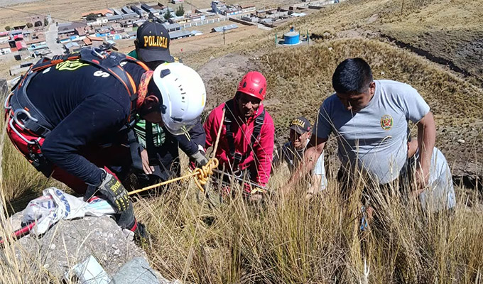 Junín: un muerto y dos heridos deja caída de automóvil a un abismo en la Carretera Central
