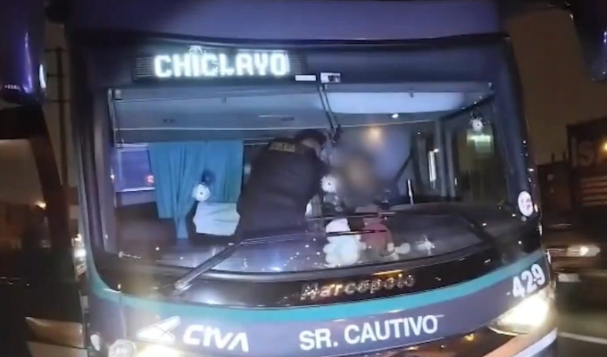 Los Olivos: sujetos en moto atacan a balazos bus interprovincial con pasajeros