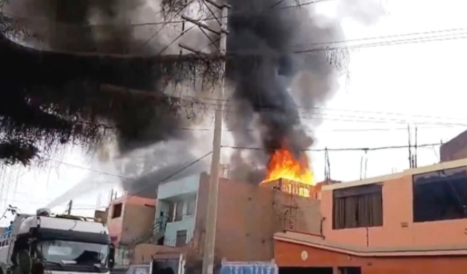 Incendio consume almacén de productos de limpieza en Ate