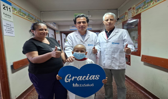 Médicos de EsSalud salvan a niño con cáncer tras extirparle tumor maligno y parte de su hígado
