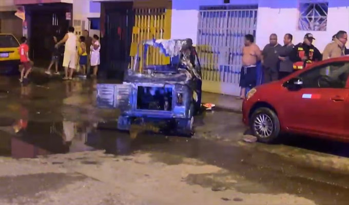 Comas: presuntos extorsionadores incendiaron un mototaxi