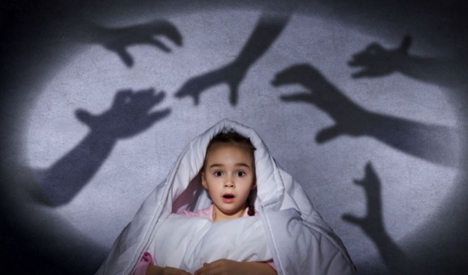 ¿Por qué los niños imaginan monstruos debajo de la cama?