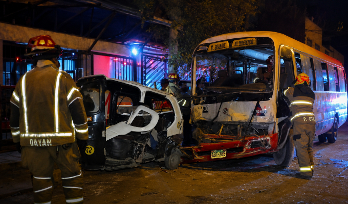 Despiste de cúster destroza cuatro mototaxis en VMT: tres personas resultaron heridas