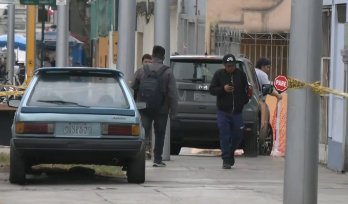 Conductores invaden veredas en av. Brasil ante falta de desvíos por instalación de gradas