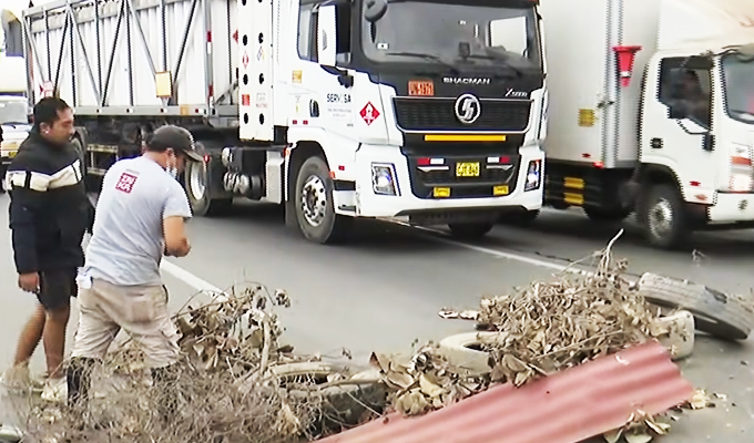 Vecinos bloquean tramo de la Panamericana Sur en protesta tras colapso de desagüe