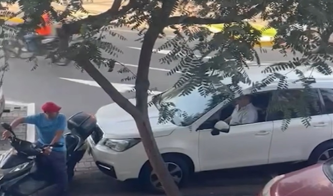 Conductor embiste motocicleta tras disputa por estacionamiento en San Isidro