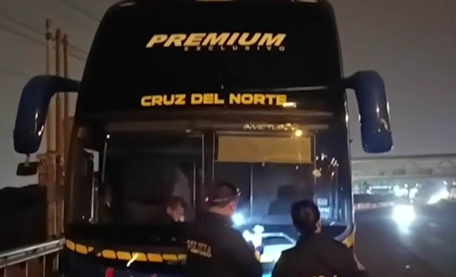 Balean buses de Cruz del Sur y Cruz del Norte en Puente Piedra: conductores resultaron heridos
