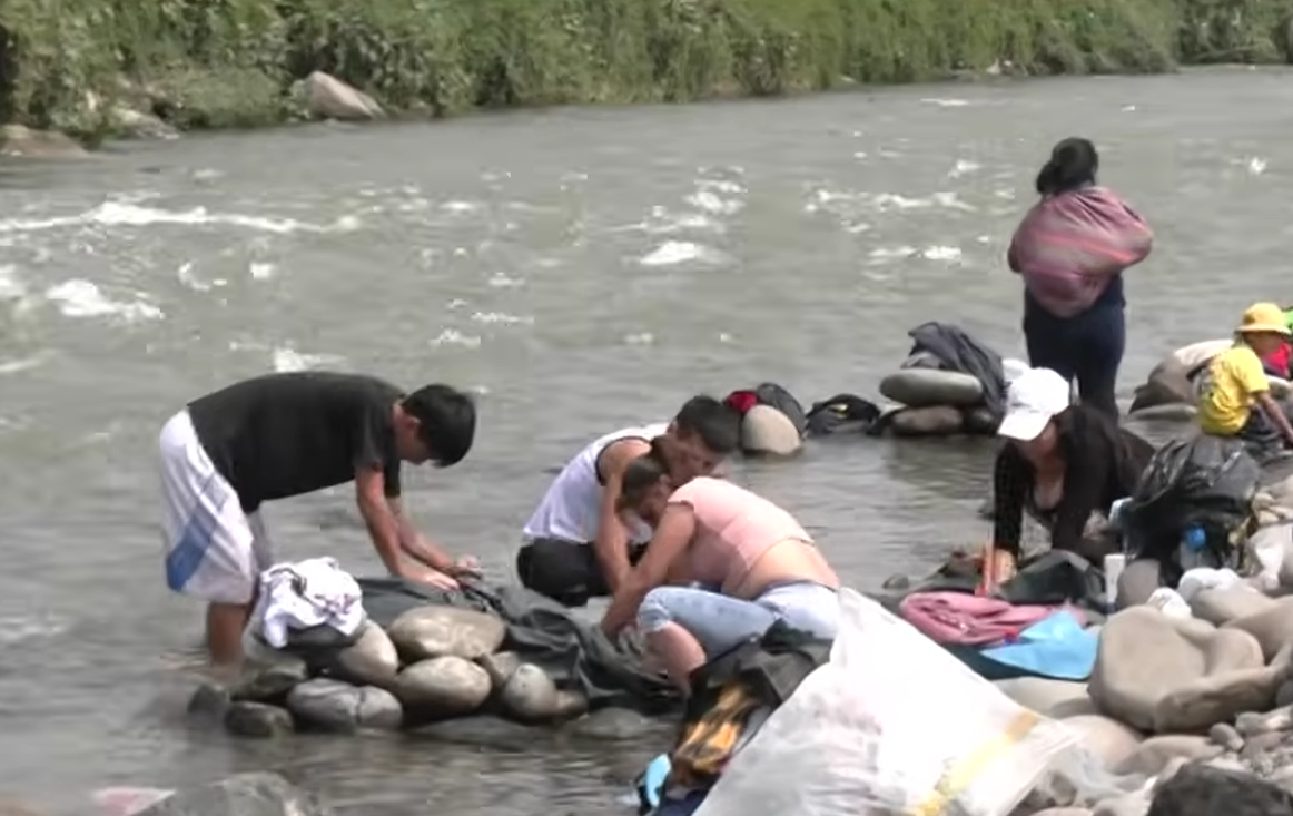 Carapongo: vecinos se bañan y lavan ropa en aguas del Río Rímac