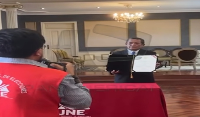 JNE entrega credenciales a Absalón Vásquez tras declinación de Rafael López Aliaga al Senado