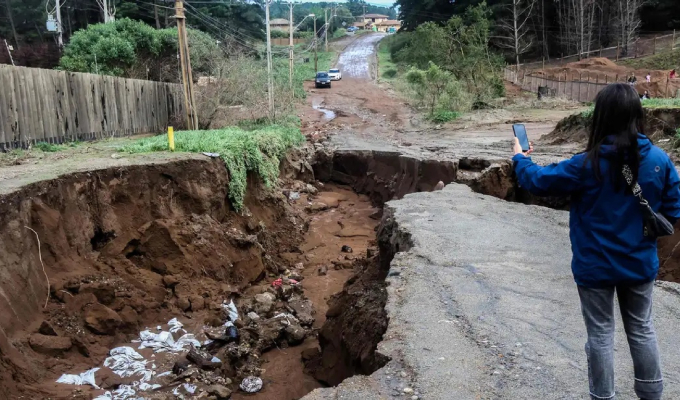 Chile decreta estado de catástrofe tras temporal que dejó 10 muertos y 100 mil personas aisladas
