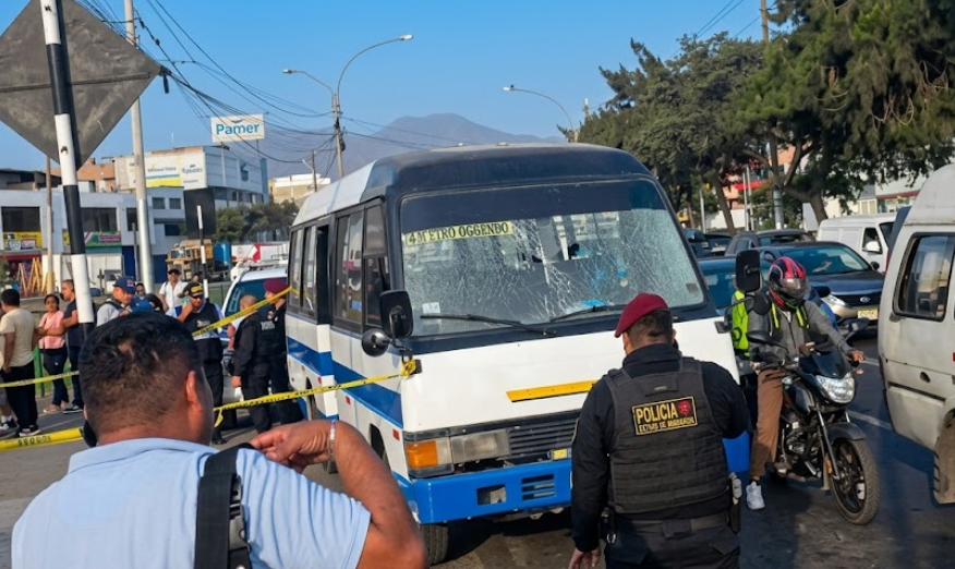 Delincuentes balean cúster y hieren a pasajera en Los Olivos