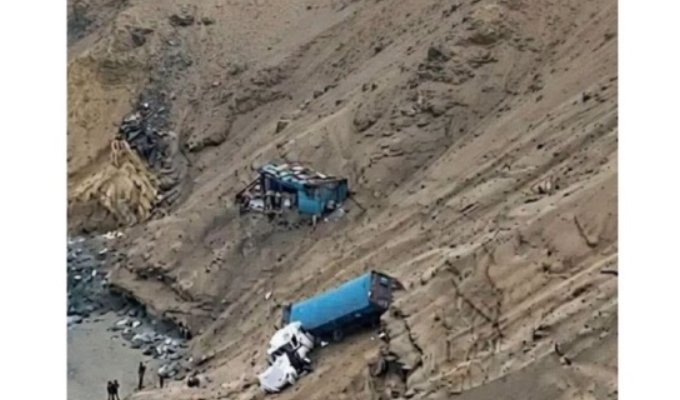 Cierran el Serpentín de Pasamayo para rescatar camión que cayó a un abismo