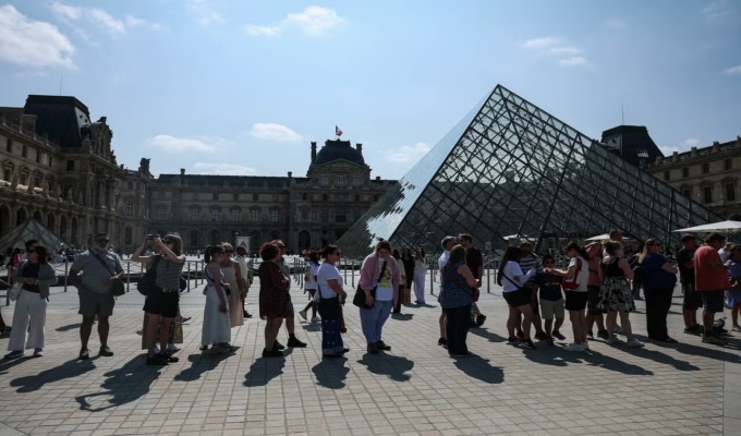 Museo del Louvre reabre la Galería de Apolo tras histórico robo de las joyas de la Corona