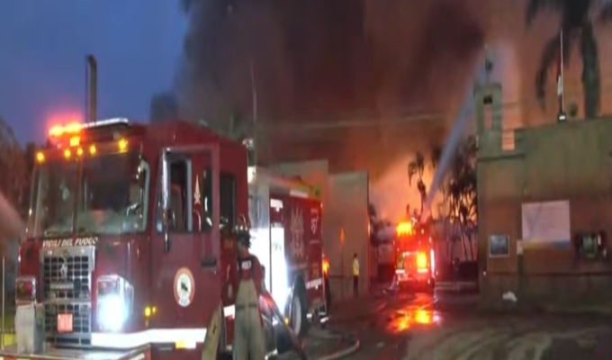 Gran incendio consume fábrica de cosméticos en Los Olivos