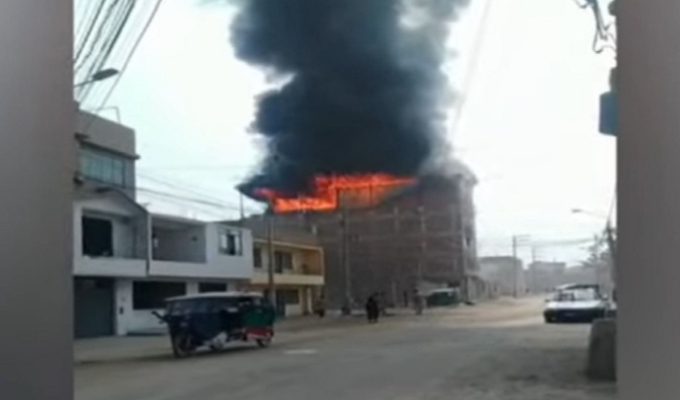 Comas: más de 10 unidades de bomberos intentan controlar incendio en edificio