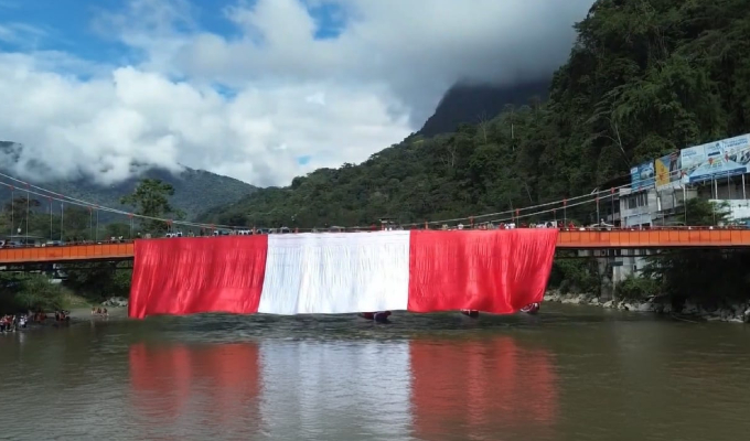 Tingo María: despliegan la bandera peruana más grande del país por Fiestas Patrias