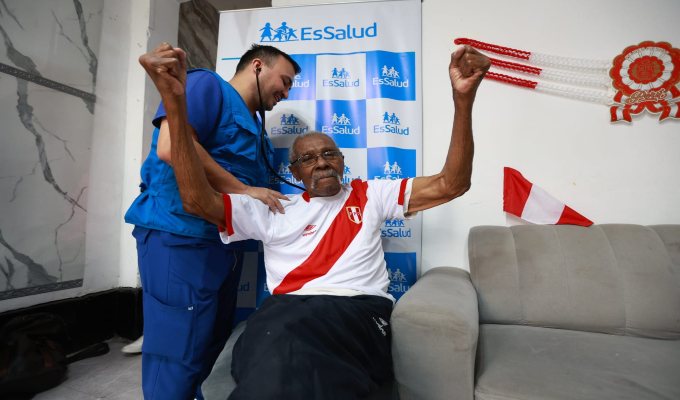 El peruano más longevo de EsSalud celebra Fiestas Patrias a sus 105 años y revela su secreto de longevidad
