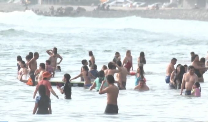 En pleno invierno: Familias disfrutan su fin de semana en las playas