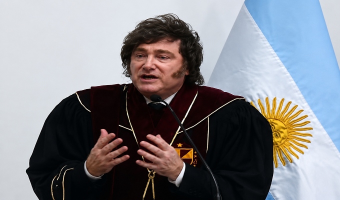 Javier Milei recibe el título de doctor honoris causa durante su visita al Perú