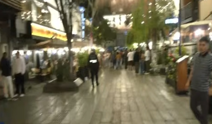 Jóvenes celebran Fiestas Patrias en las calles de Lima