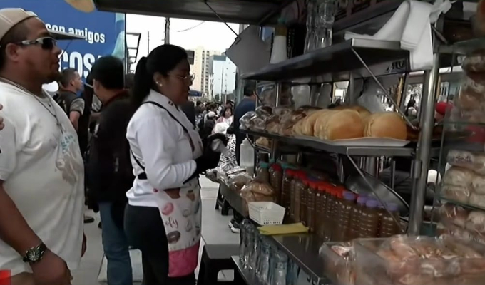 Desfile Cívico Militar: comerciantes ofrecen desayunos al paso en la avenida Brasil