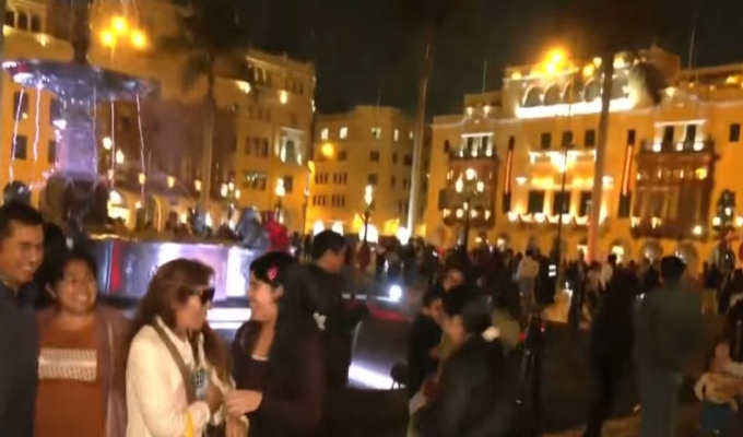 Familias visitan la Plaza de Armas en el último día del feriado por Fiestas Patrias