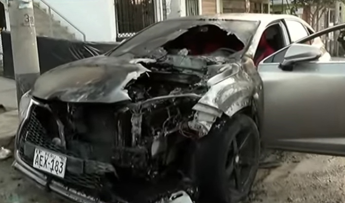 Vehículo de alta gama fue incendiado por sujetos desconocidos en Ventanilla