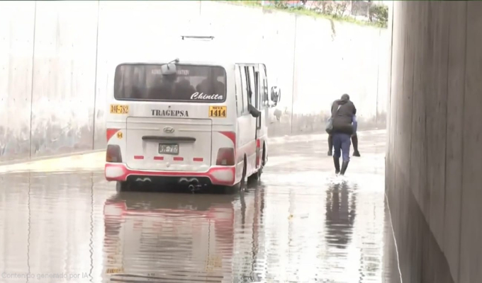 Cúster queda atascada tras intensas lluvias en VMT: cobrador carga a pasajeros para rescatarlos