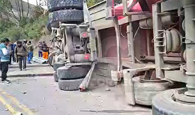 Camión se vuelca en carretera de Huancayo: accidente deja un muerto y dos heridos graves