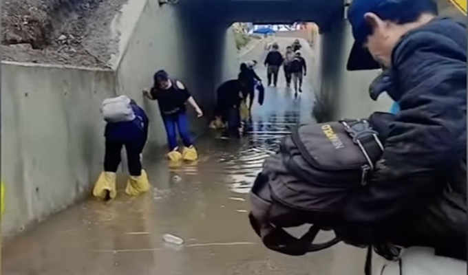 Negocio en medio de la emergencia: venden bolsas para cruzar zonas inundadas