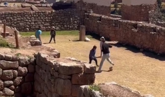 Cusco: piden informe tras ingreso de turistas que jugaron fulbito en complejo arqueológico de Chinchero