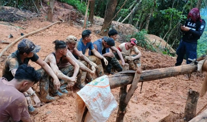 Intervienen a 56 peruanos en Costa Rica: trabajaban de manera irregular en una mina de oro