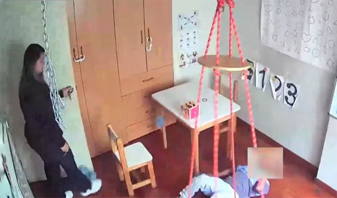 Madre pide sanción ejemplar: psicóloga acusada de agredir a menor con autismo está desaparecida