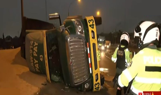 Camión que cargaba cebada se despista en autopista Ramiro Prialé