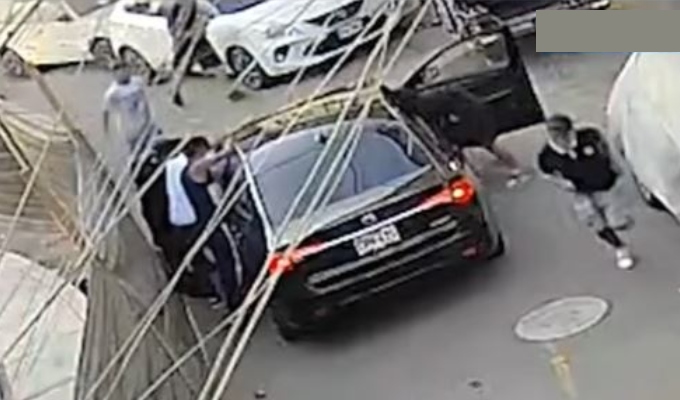 Asaltan en manada a taxista por aplicativo en Santa Anita
