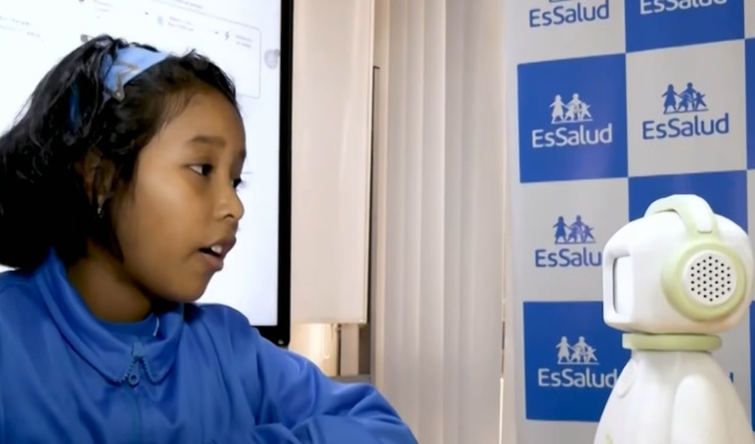 EsSalud presenta a Shany, robot con inteligencia artificial que acompaña a niños hospitalizados