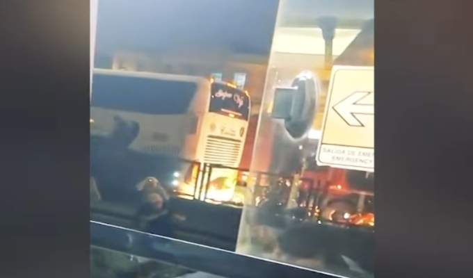 Barristas se enfrentan violentamente en la vía de Evitamiento