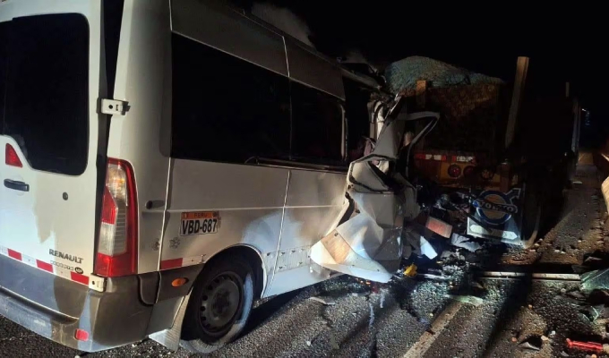 Tragedia en Cusco: al menos nueve muertos y seis heridos deja choque de miniván contra tráiler
