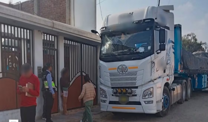 Huanchaco: tráiler impacta contra vivienda tras despistarse en plena vía