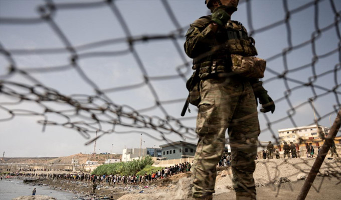 Tras crisis por migrantes: Policía española inicia controles "aleatorios" en la frontera con Italia