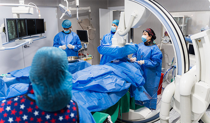 Médicos de EsSalud salvan vida de paciente al succionarle coágulos de sangre de sus pulmones desde la pierna