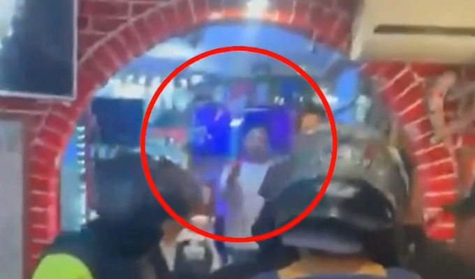 Dueño de pizzería dispara al techo durante inspección municipal: local terminó clausurado