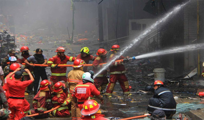 Incendio reduce a cenizas taller de fabricación de calzado en Trujillo: siniestro deja un herido
