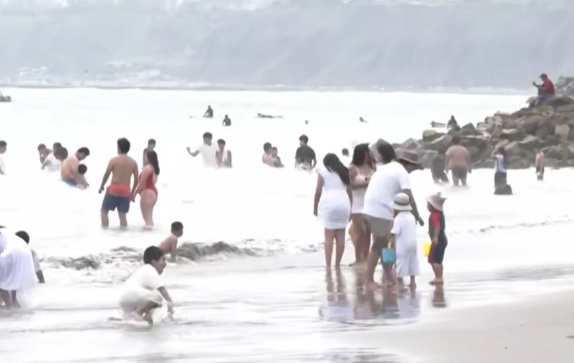 Familias llegan a playa Agua Dulce ante inusual calor en pleno invierno limeño