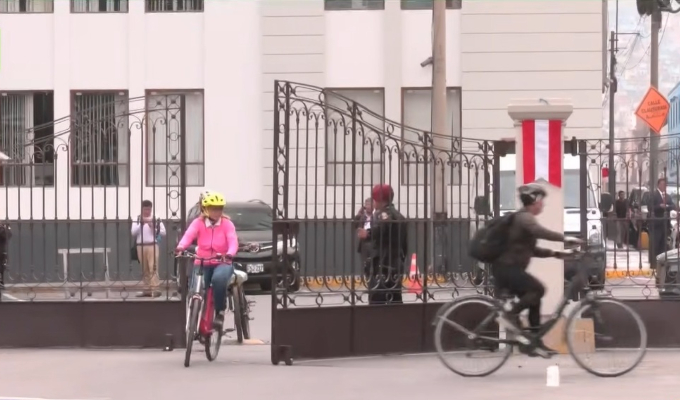 Diputada Jenny Samanez llegó en bicicleta al Congreso y solicitó espacios de estacionamiento