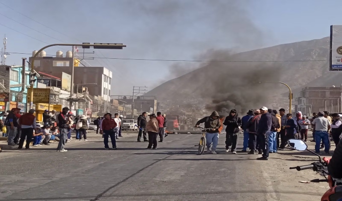 Transportistas paralizan el Cono Norte de Arequipa con bloqueos y quema de llantas